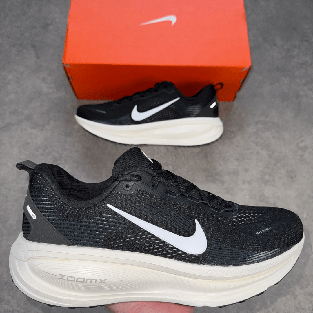 Nike Vomero 18 'Black/White'