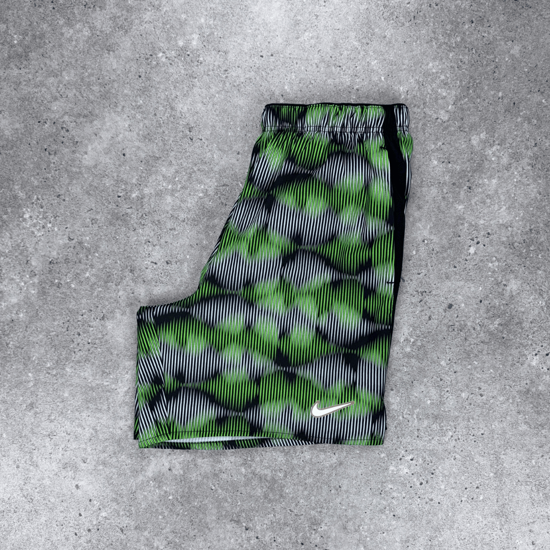 Nike graphic challenger 18cm shorts 'green strike'