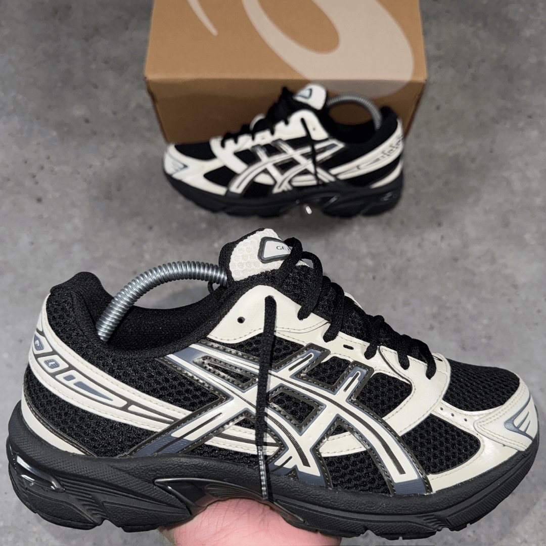 ASICS gel 1130 ‘black cream’ trainers in hand