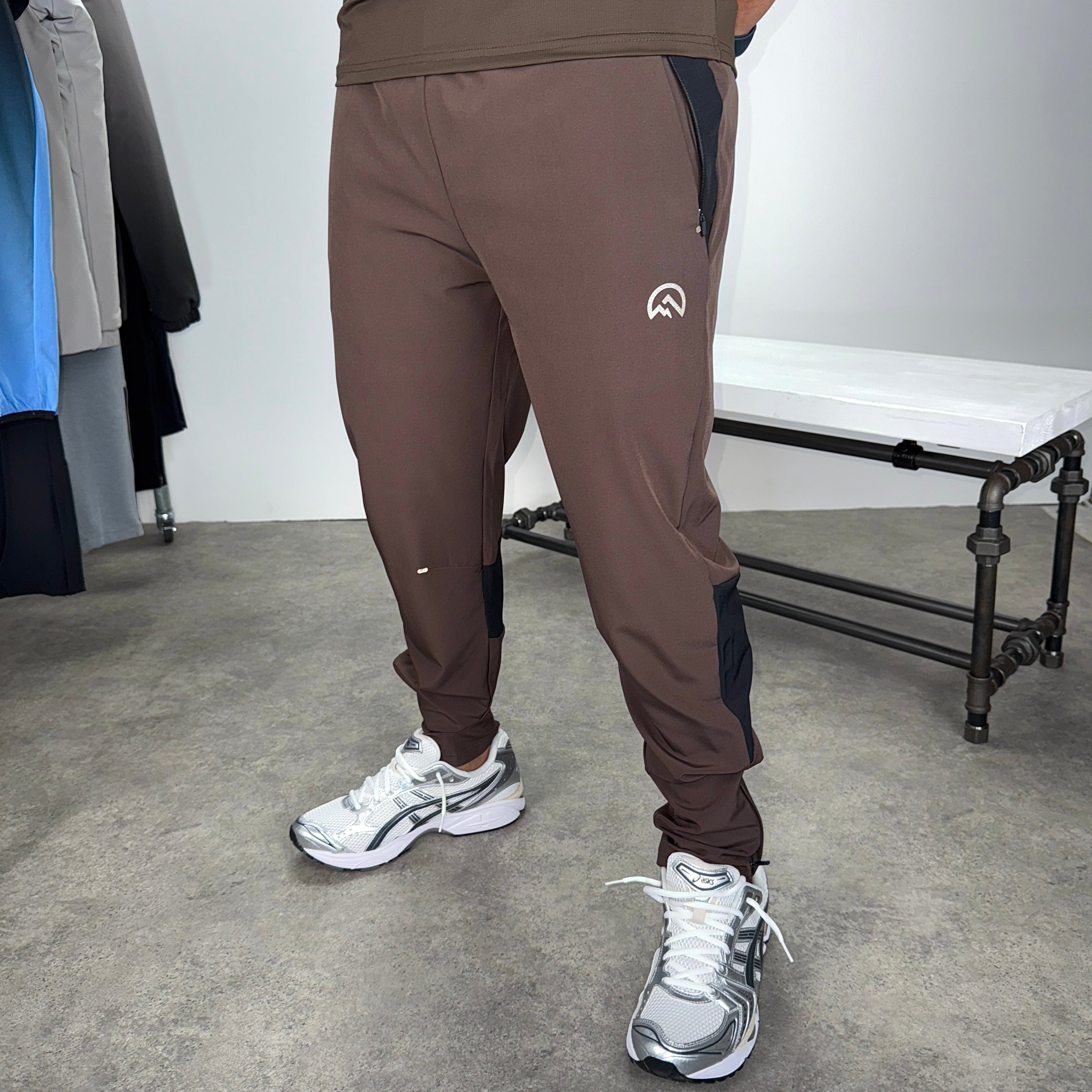 Men's Flux gradient pants in chocolate and black