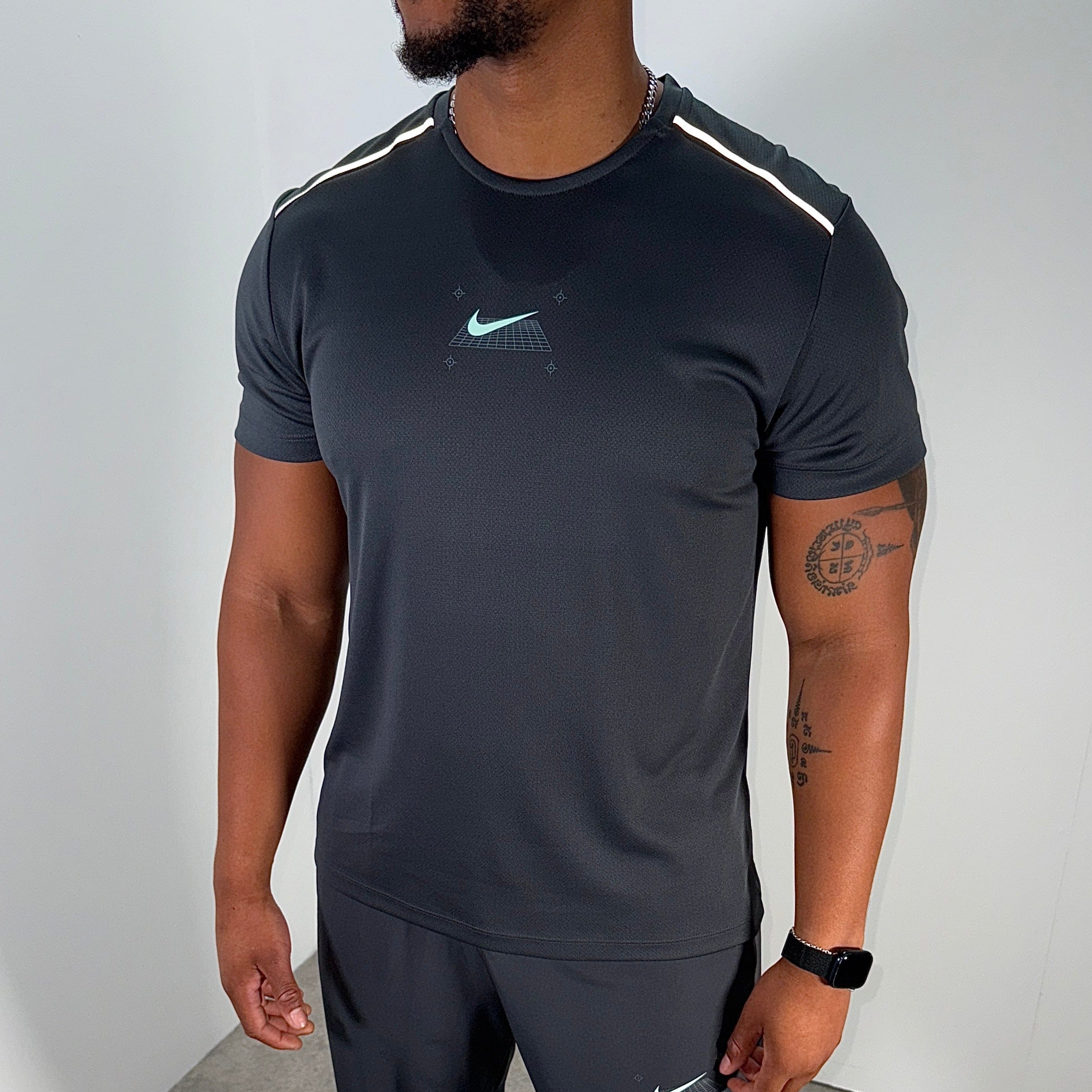 Nike graphic miler t-shirt 'cool grey'
