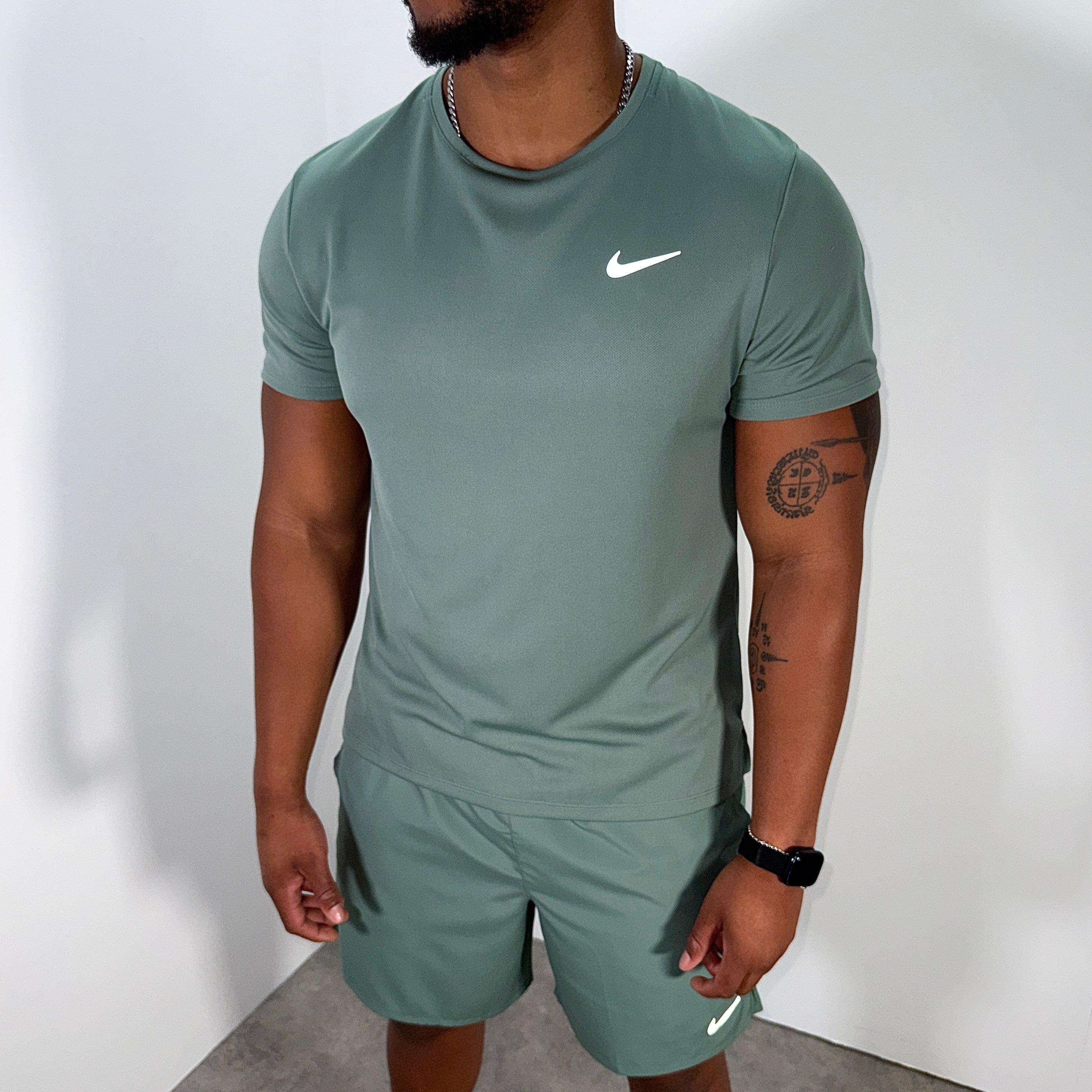 Nike challenger 18cm shorts 'clay green'