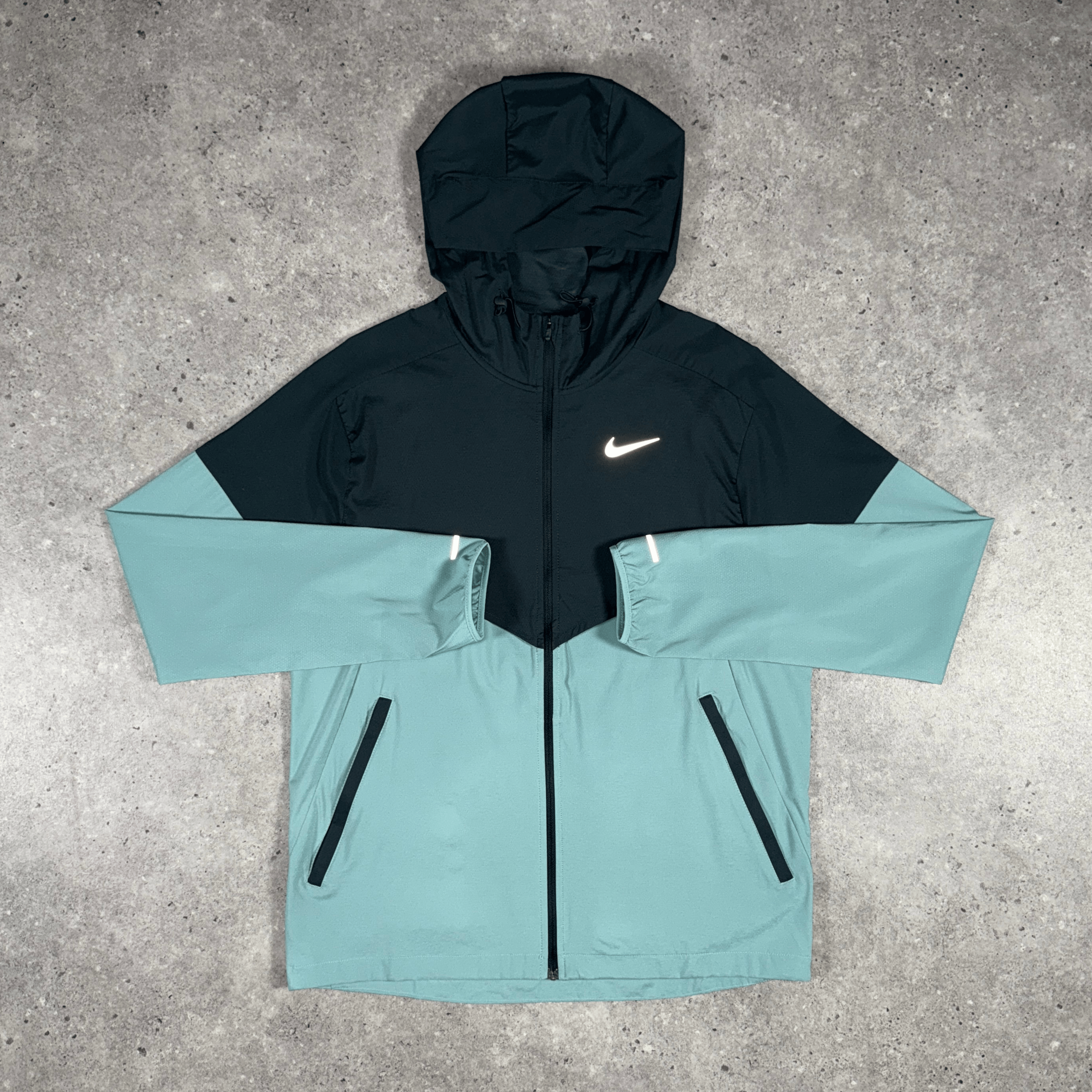 Men's Nike repel windrunner jacket in seaweed cannon