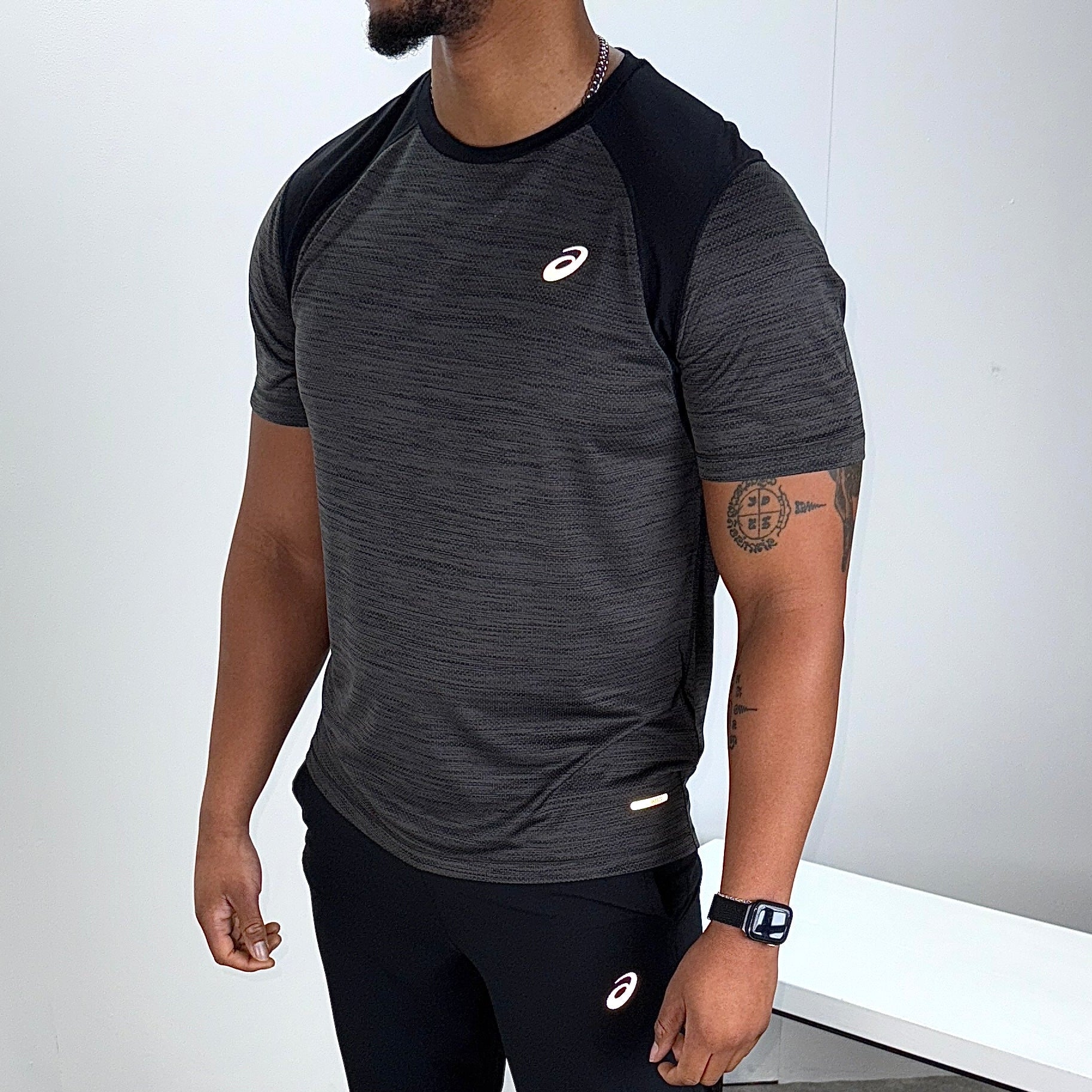Asics road t-shirt 'black/grey'