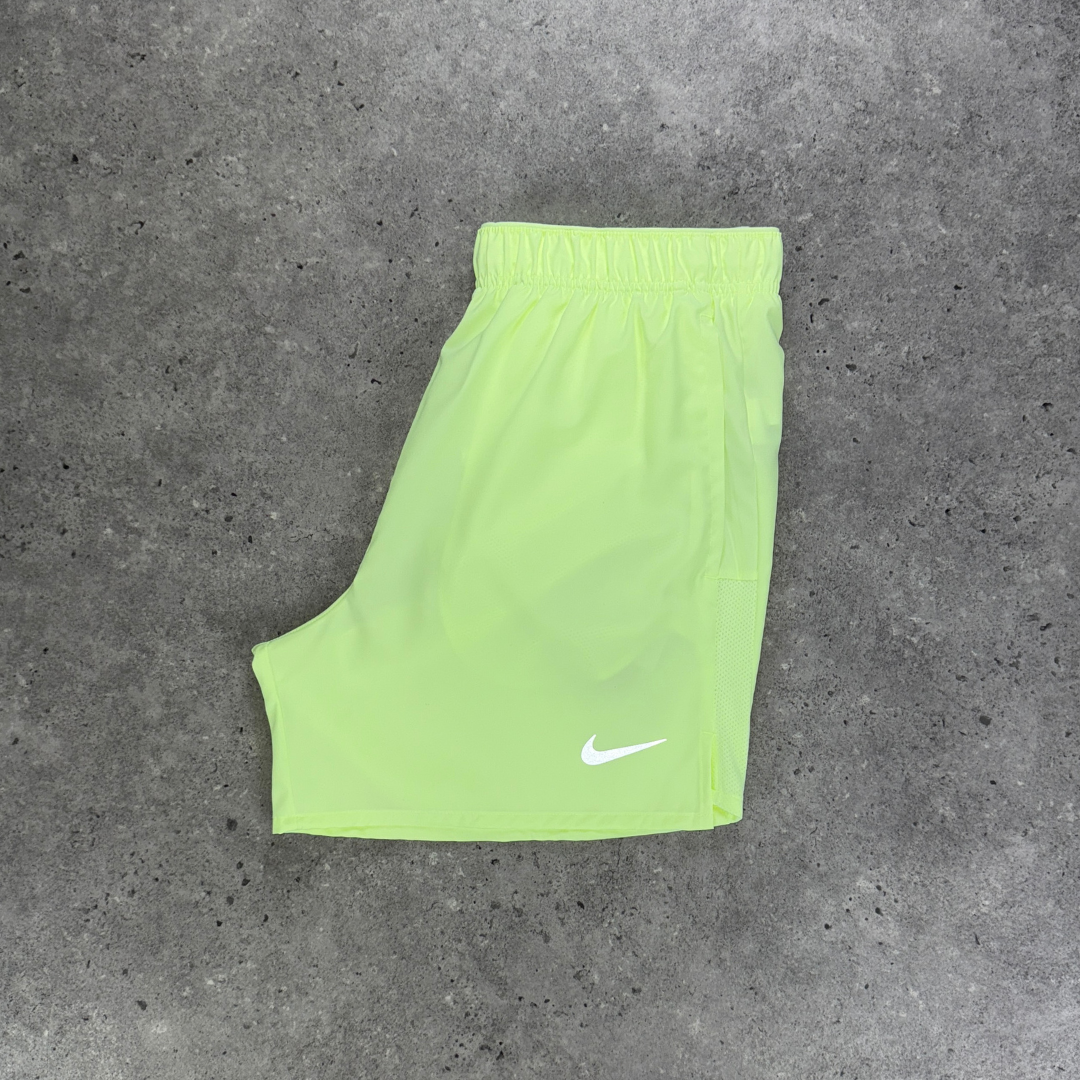 Nike challenger 13cm shorts 'barely volt'