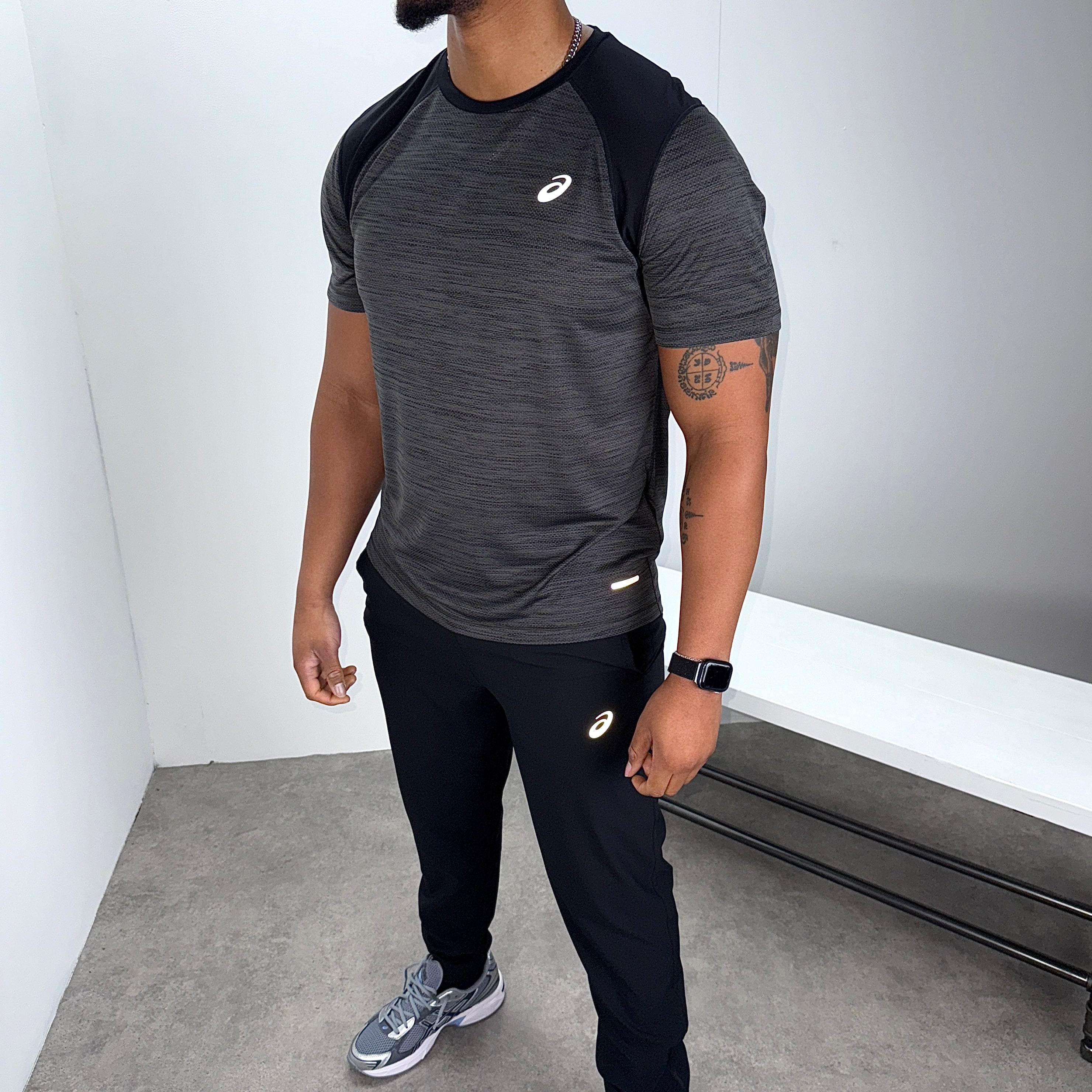 Asics road t-shirt 'black/grey'