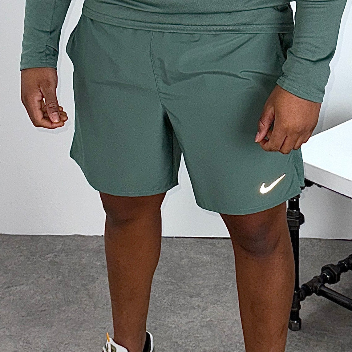 Nike challenger 18cm shorts 'clay green'